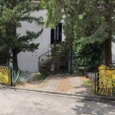Ivy Apartment *